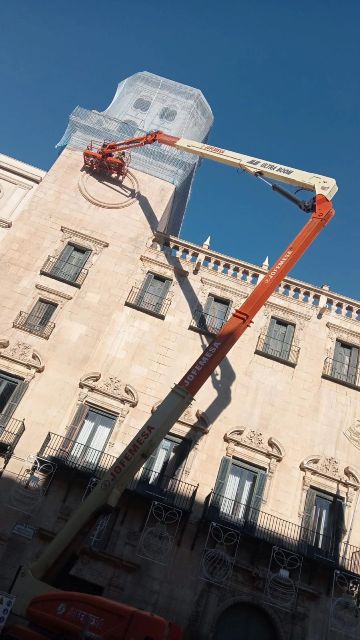 Alquiler De Plataformas En Alicante Con JOFEMESA: Elevando La Belleza Del Ayuntamiento Para Las Campanadas